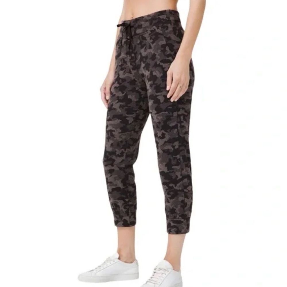 Lululemon ready to rulu camo joggers